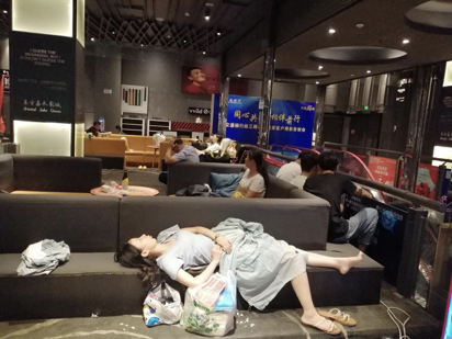 暴雨中，一家影院收留近千名被困市民