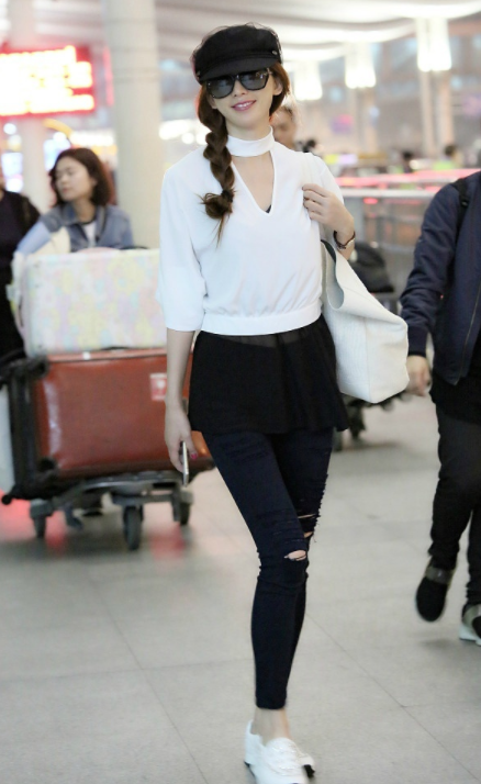 “林志玲”一把年纪还这么大胆，穿透视衣走机场，真不怕老公吃醋