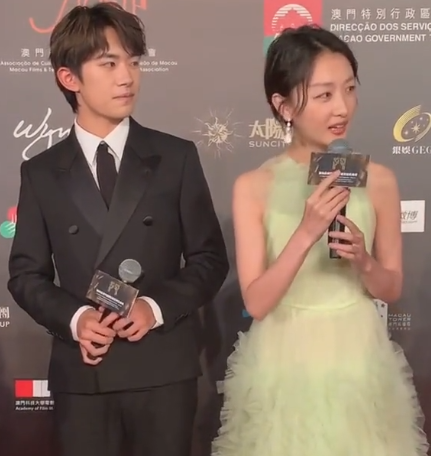 易烊千玺的身高究竟是多少?站162cm周冬雨身边,真相了