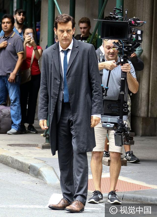 52岁克里夫·欧文街头拍戏帅气依旧 头戴巨型机器造型拉风引围观