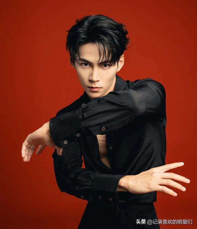 来看看阳光帅气迷人十足的舞蹈演员：秦天的精彩瞬间！