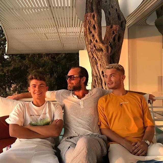 裘德洛:曾帅到掉渣,如今52岁油到不能看,6个孩子只有女儿像他