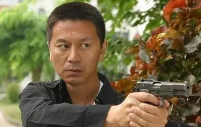 著名演员吴若甫：当红时被绑架，44岁娶22岁妻子，如今怎么样了？