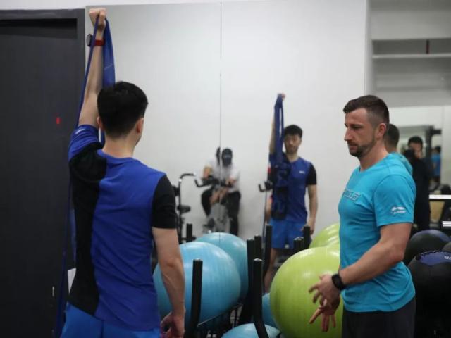 特写｜一道5厘米的膝盖疤痕，一位重返巅峰的战士马龙