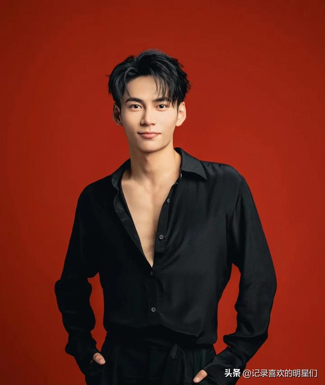 来看看阳光帅气迷人十足的舞蹈演员：秦天的精彩瞬间！