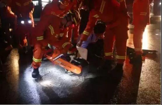 报告消防员蜀黍：这里有人卡住了......