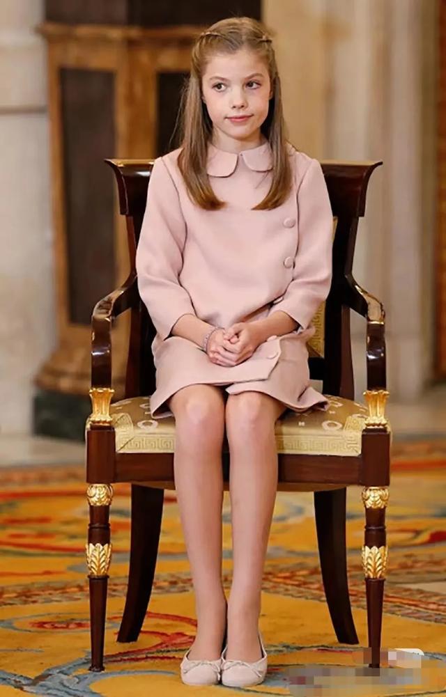 长腿美少女！17岁的索菲亚公主，这身材很欧美，衣品直逼母亲莱后