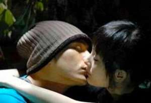 杨幂谢霆锋吻戏(谢霆锋与杨幂的激情戏曝光，引发粉丝热议)