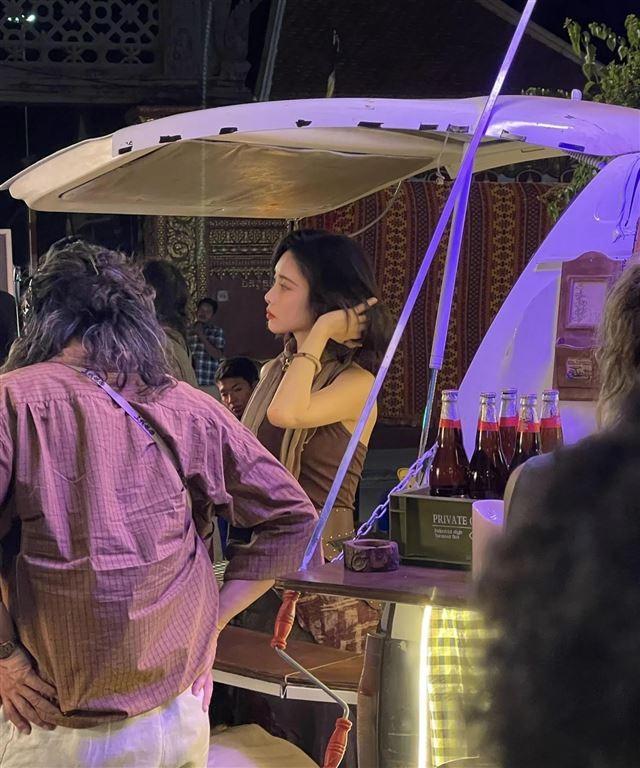 孟子义在柬埔寨拍戏被偶遇，穿吊带身材火辣，五官精致美翻天