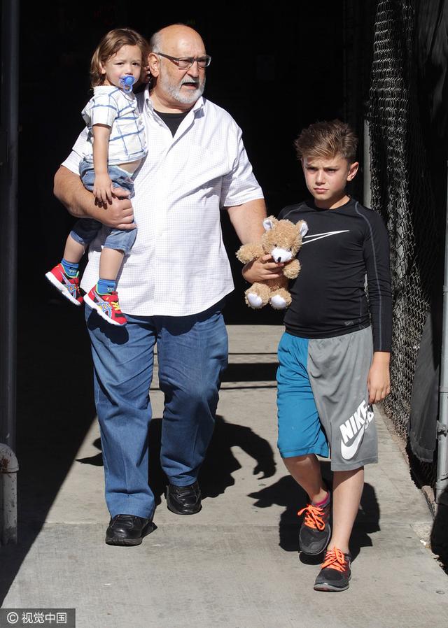 不愧是辣妈!史蒂芬妮透视红唇帅气出街 胖儿子走身侧肉感显憨态