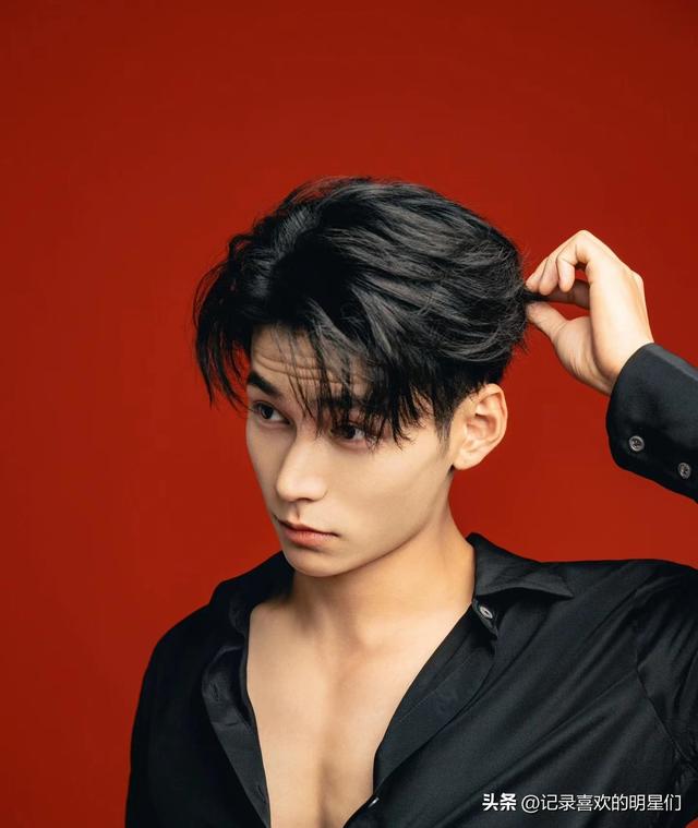 来看看阳光帅气迷人十足的舞蹈演员：秦天的精彩瞬间！