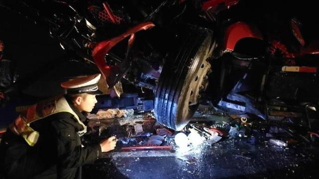 “车上还有一个人！”司机一个恍神，高速交警雨夜救援8小时