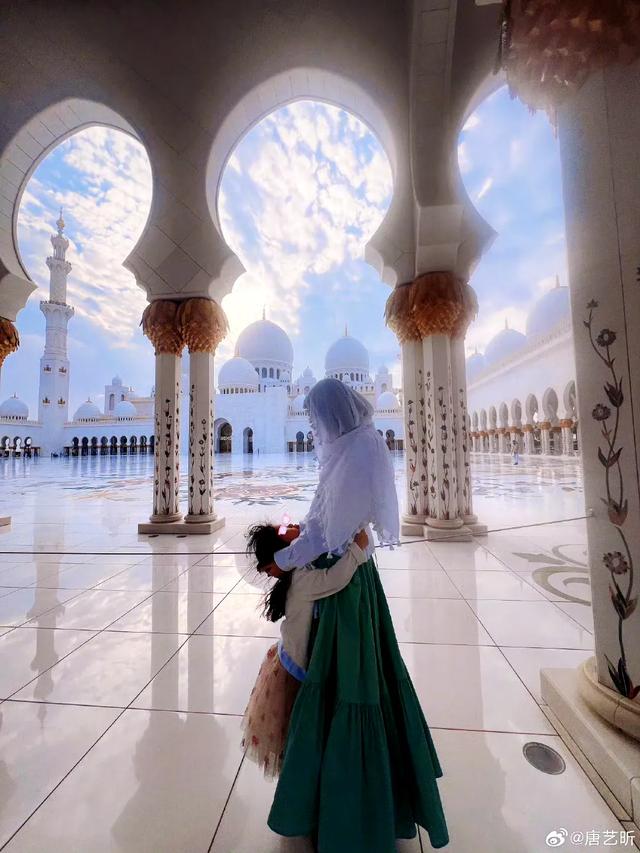 #唐艺昕发与张若昀亲吻照#