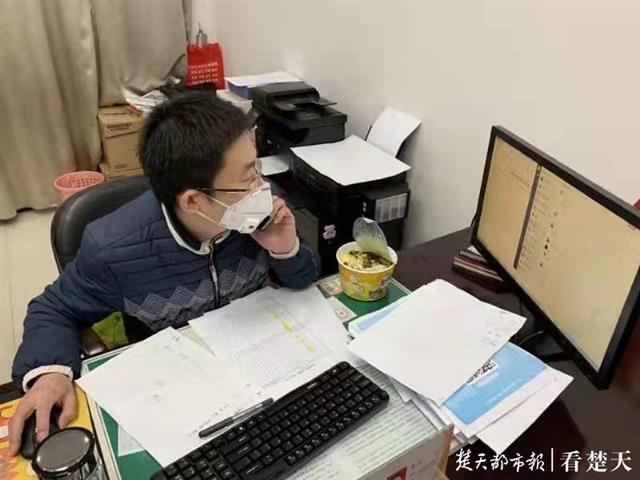 妻子重病女儿住院，武汉洪山区这名社区党支书仍坚持驻守社区