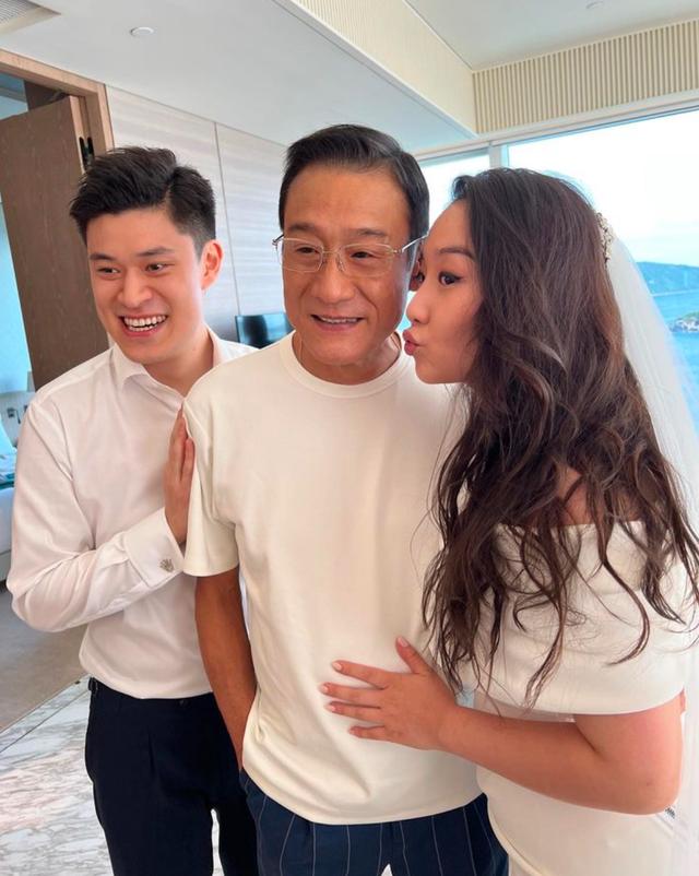 梁家辉一年内两度做外公，双胞胎次女公开怀儿子，长女才生了女儿