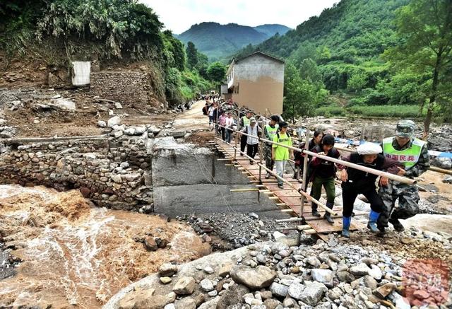 雅安汉源新华村大转移，救援人员在烂泥坡上搭起“人形阶梯”，现场直击
