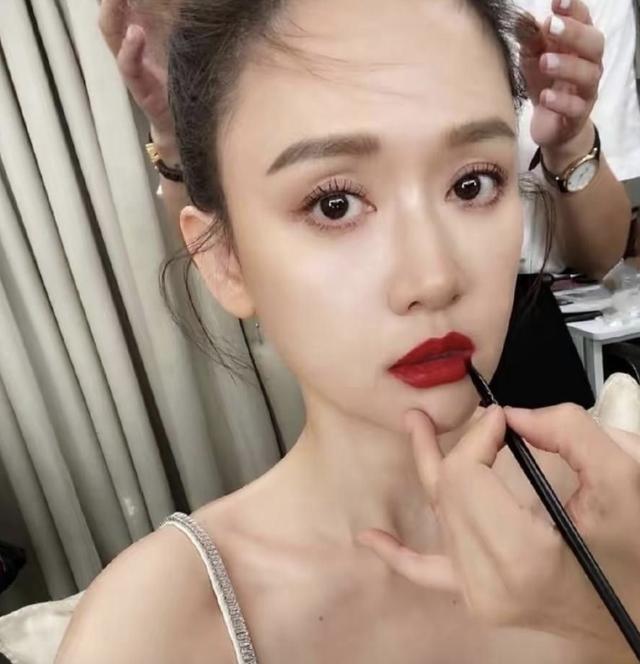 42岁陈乔恩婚后复出瘦脱相，吊带不合身锁骨窝可放硬币，脑门也太大了吧