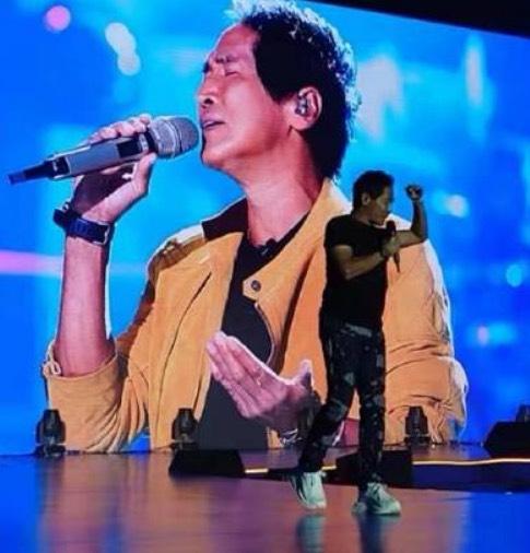 齐秦打扮年轻现身小商演，肚腩暴露真实年龄，舞台简陋不影响卖力献唱