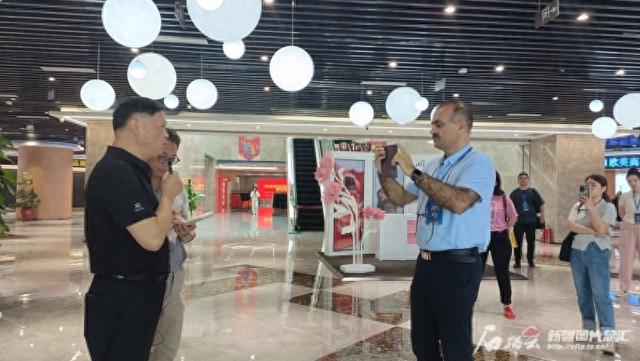 “一起看中国”新疆行采访团成员惊叹喀什的快速发展