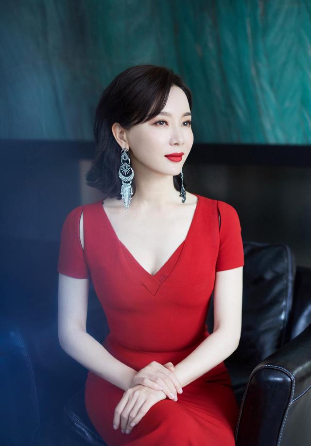 43岁陈数真大胆，穿真空西装隐隐露出事业线，傲人身材性感又优雅