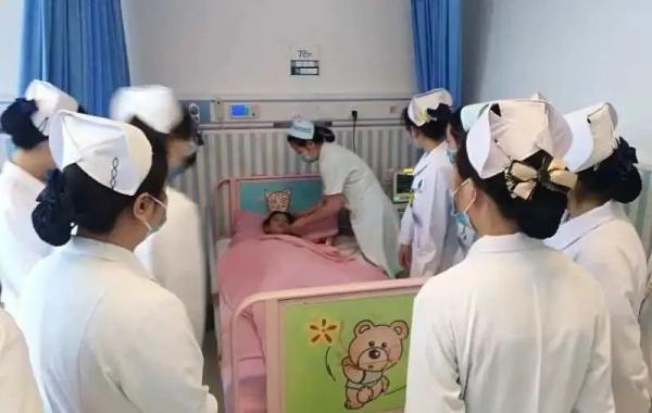 这对“神仙母女”火了！双双考上研究生，做完同事做同学