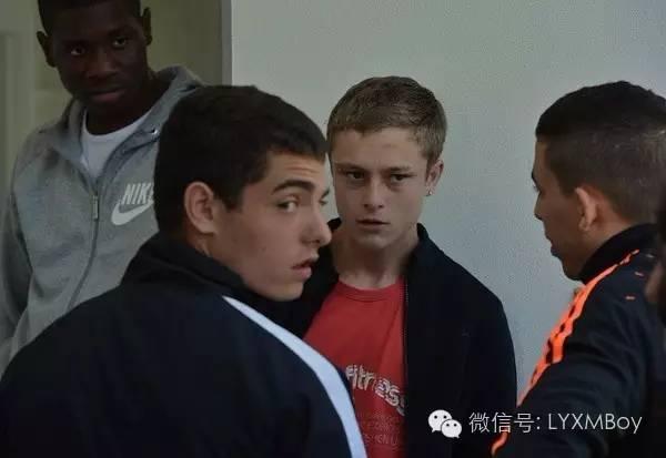 《昂首挺胸》：十七岁的牺牲者