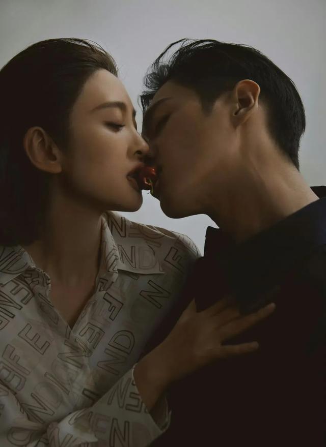 #唐艺昕发与张若昀亲吻照#