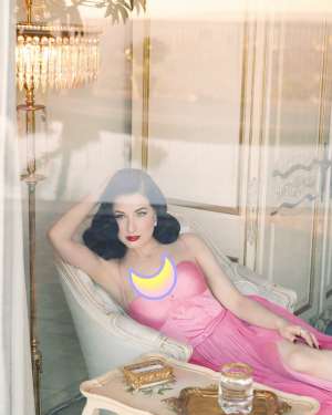 美女脱衣诱惑(48岁脱衣舞娘大片来袭身材凹凸风情万种，城堡奢华身价13亿)