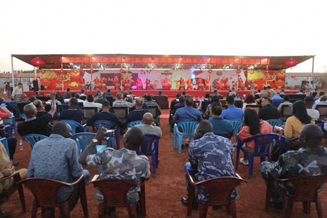 中国“蓝盔”的海外中国年