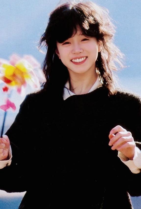 她是“高开狂走”的昭和歌姬,在命运反复叠码后成清冷破碎女神