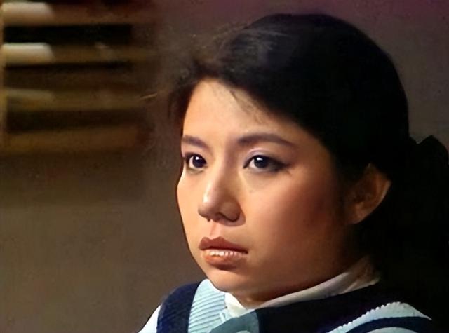 黄家驹唯一公开的女朋友，却被禁止出席葬礼，三十年过去终身不嫁