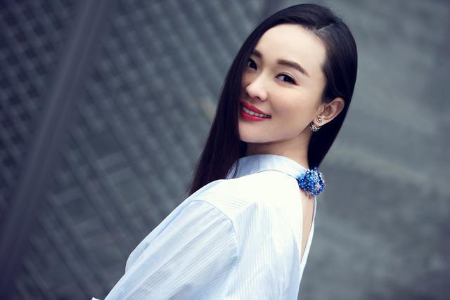 年轻的霍思燕,一部电影《我要成名》在那个年代也算是一脱成名