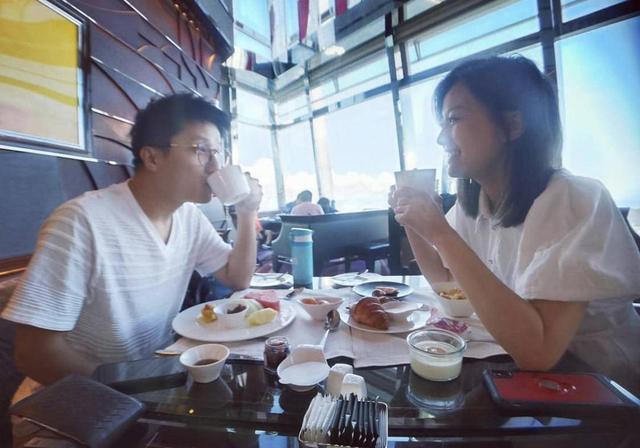 前TVB女星和老公相识18年公开婚姻保鲜法，育三子女仍像少女