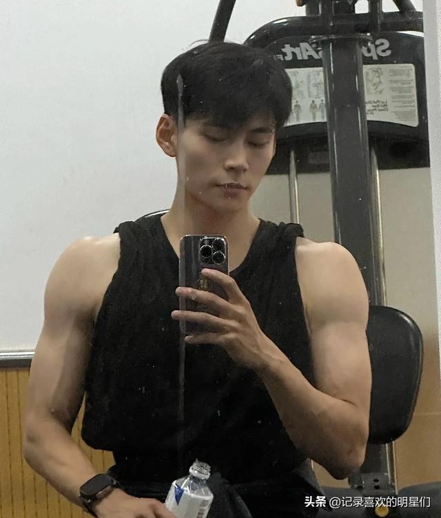 来看看阳光帅气迷人十足的舞蹈演员：秦天的精彩瞬间！