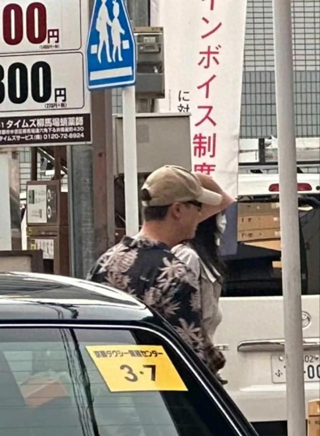 陈伟霆何穗同游日本,搂腰动作和井柏然刘雯神相似,扒超模们现状