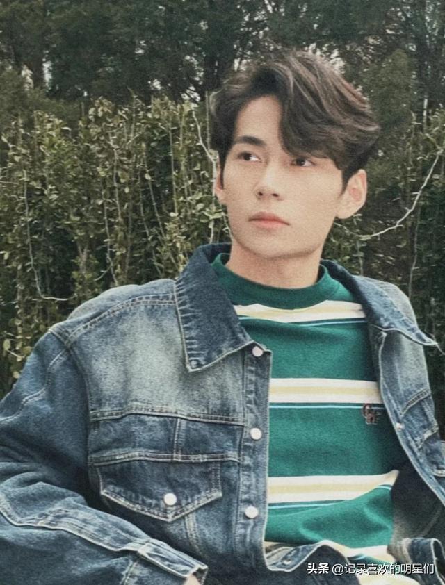 来看看阳光帅气迷人十足的舞蹈演员：秦天的精彩瞬间！