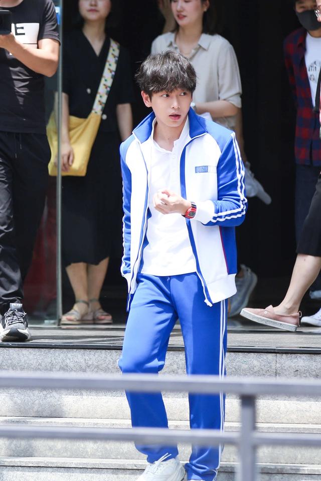 彭昱畅董力张逸杰谢彬彬蓝白校服现身 阳光少年活力十足