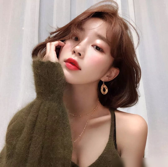 白发太多染黑显老气，试试这几种时尚发色吧，减龄显白又洋气