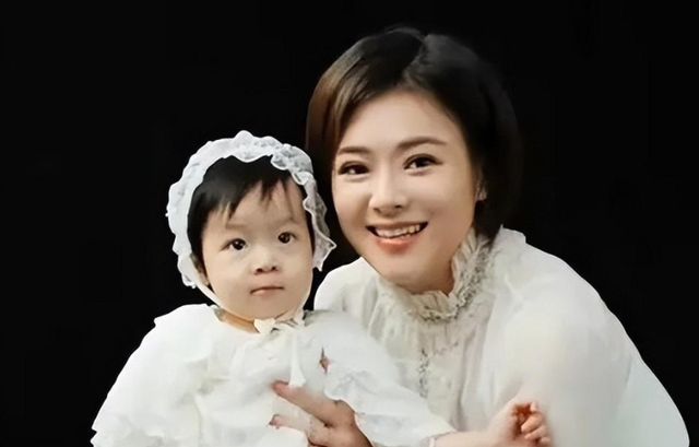 原东方卫视主持人陈辰,低调嫁歌唱家余笛,今被丈夫宠成少女