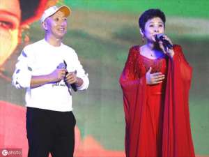 董文华现在的情况(57岁董文华一袭红裙亮相湖北商演,与同龄男粉丝合唱精神抖擞)