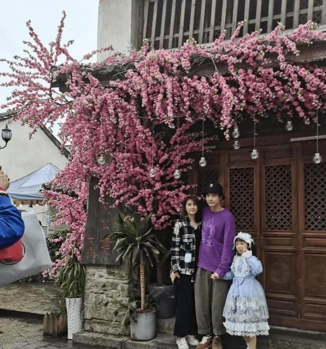 50岁洪欣罕晒与俩孩子合照,满脸微笑好幸福,全家福独缺老公张丹峰
