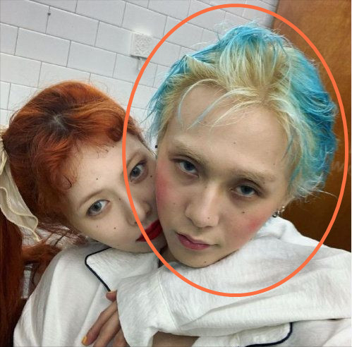 与泫雅恋情曝光遭开除，后借女友之名攀鸟叔，却因抛弃队友遭抵制