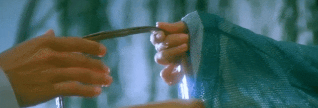 徐克的《青蛇》香艳撩人,原来张曼玉玩的尾巴藏着这么深的暗示