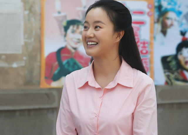 演员何翯:戏里土的掉渣,戏外嫁帅气初恋老公,一家三口其乐融融
