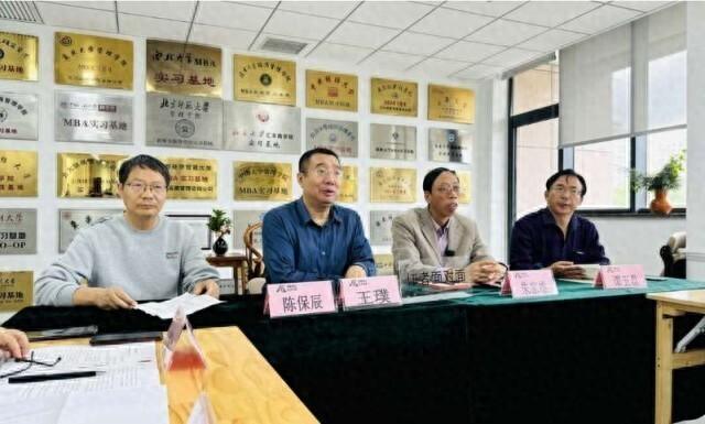 《穿过北大校园的漫长青春》：用文字勾勒出北大校园的独特韵味