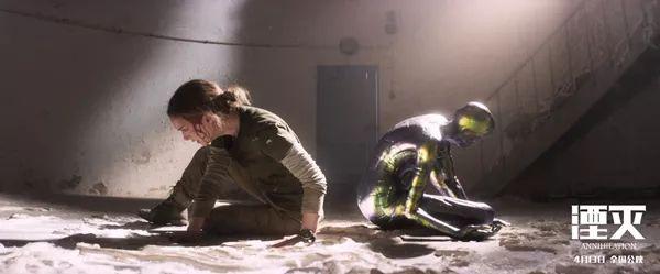 连续上六天班很不爽？这两部科幻片送给你｜新片