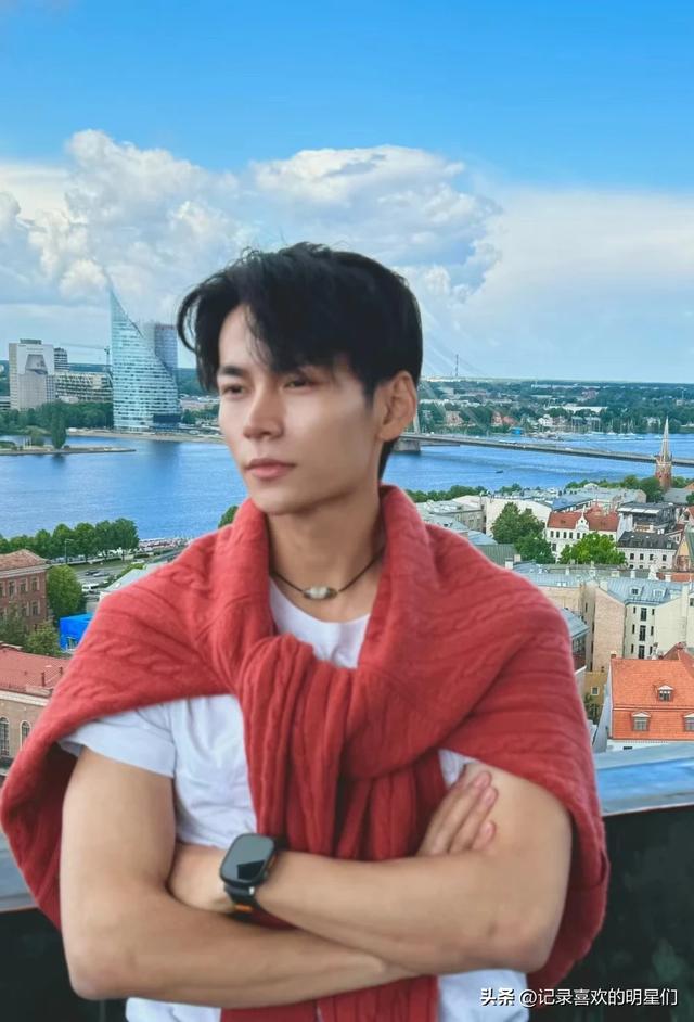 来看看阳光帅气迷人十足的舞蹈演员：秦天的精彩瞬间！