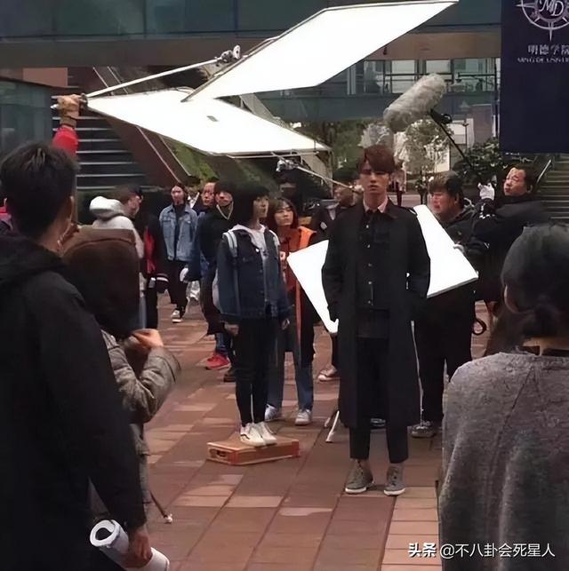 怪不得电视剧只拍上半身！踩“高跷”、垫箱子，看了花絮太尴尬