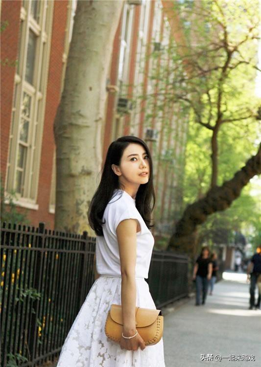 高圆圆眼波流转，顾盼生辉，一代佳人