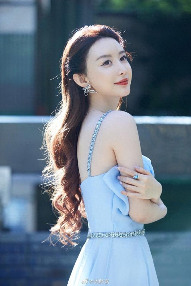 周麟嘉,迷人写真,彰显性感魅力!